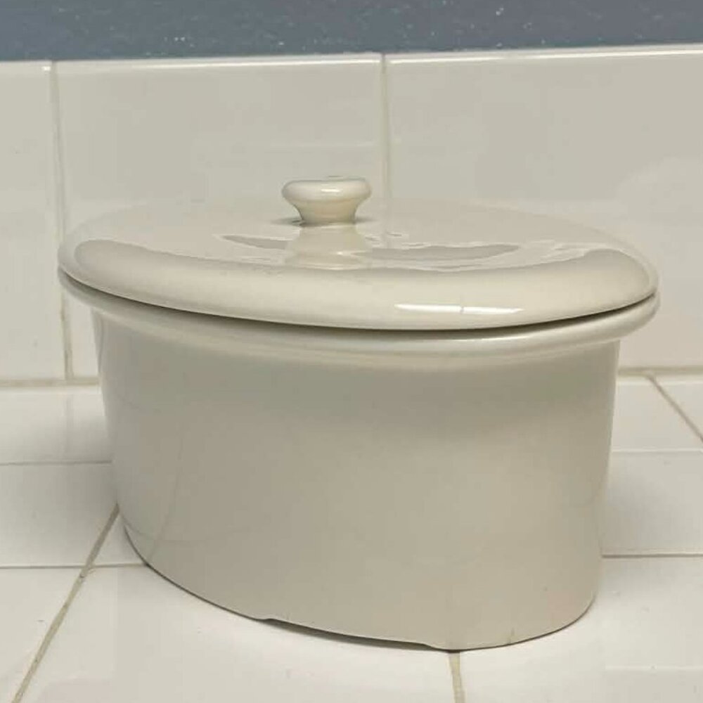 porcelain covered tureen/casserole dish
